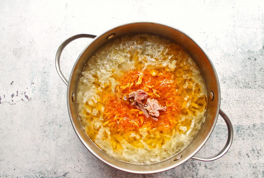 1. Этап. Щи старорусские: Выложите в щи мясо и варите еще 10 минут.