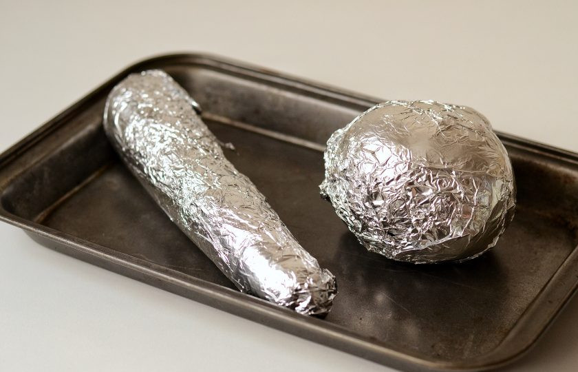 1. Этап. Слоеный винегрет: Свеклу и морковь оберните в фольгу и запеките в духовке до мягкости.