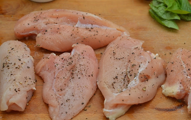 1. Этап. Филе цыпленка: 1. Вымойте и обсушите филе. Посолите и поперчите со всех сторон по вкусу.
