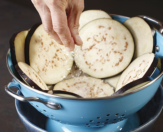 1. Этап. Мусака с баклажанами и картофелем: 1. Баклажаны вымойте, нарежьте кружочками и щедро посолите. Оставьте на некоторое время, а затем как следует промойте под проточной водой, чтобы ушла лишняя горечь.