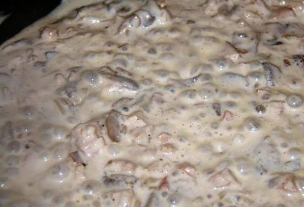 1. Этап. Паста с грибами в сметанном соусе: И отправьте её на сковороду к мясу с грибами. Перемешайте и подавайте на стол с отваренной пастой.