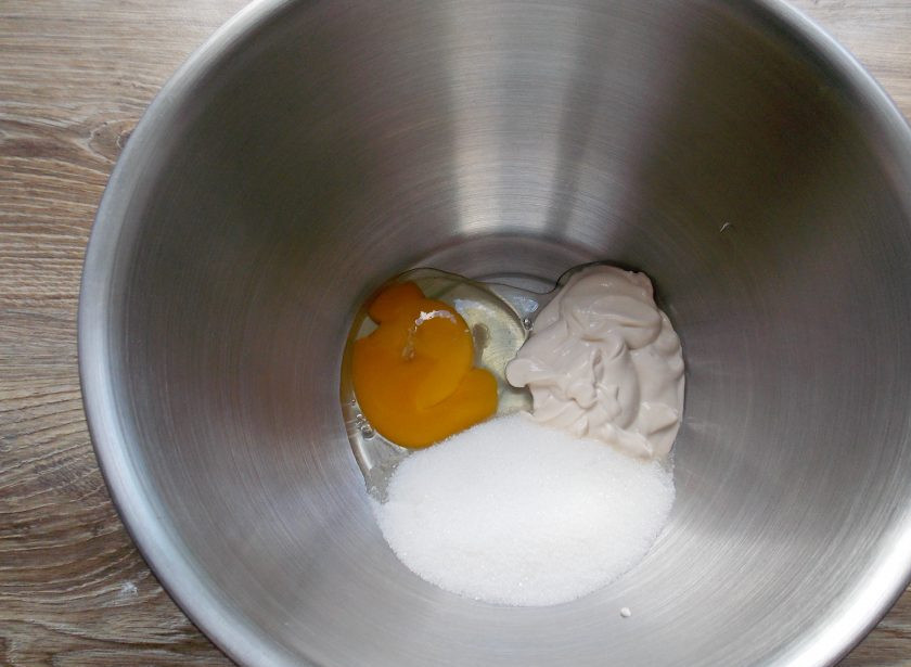 1. Этап. Капкейки Баунти: Всыпьте сахарный песок.