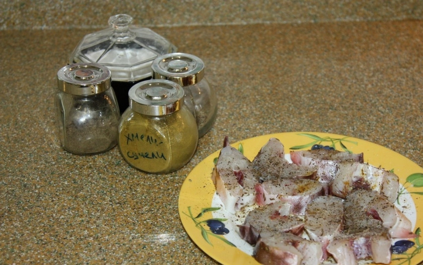 1. Этап. Конгрио в духовке: 1. Рыбу следует помыть, почистить и нарезать на кусочки среднего размера. Посолите ее и приправьте по вкусу, после чего оставьте минут на 20 для маринования.