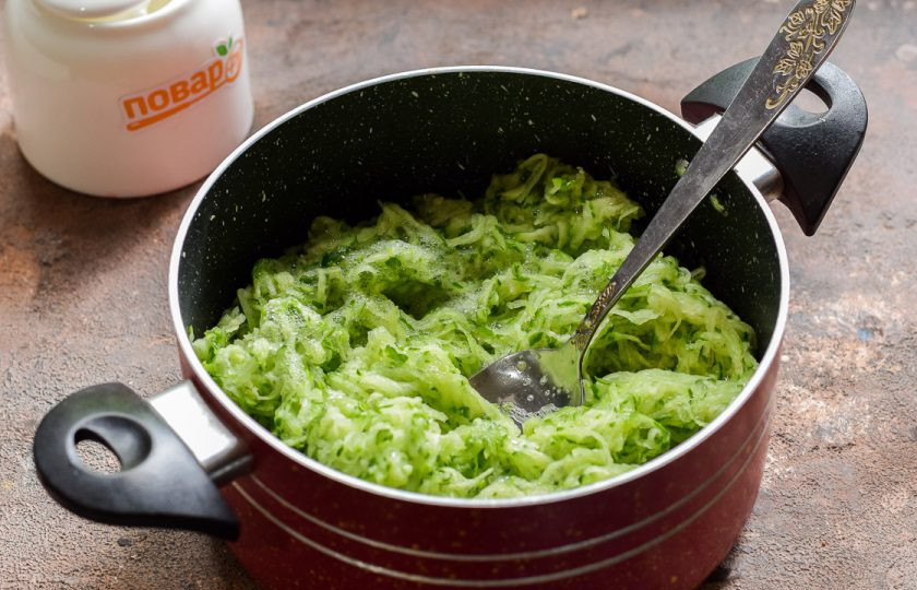 1. Этап. Тертые огурцы на зиму в банках: Огурцы вымойте и просушите. после натрите огурцы на средней или мелкой терке, переложите в кастрюлю.