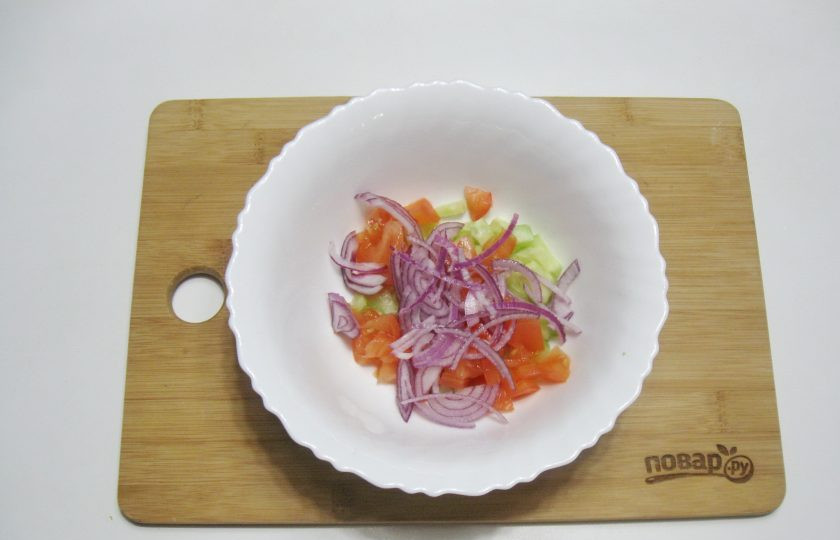 1. Этап. Постный салат с кальмарами: Фиолетовый лук нарежьте полукольцами.