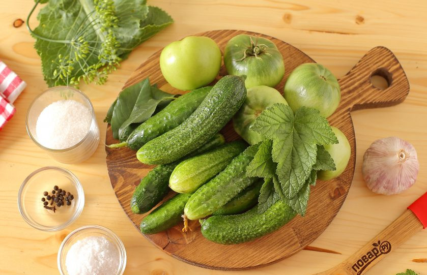 1. Этап. Огурцы с зелеными помидорами на зиму: Подготовьте все ингредиенты. Огурцы предварительно замочите в холодной воде на 2 часа.