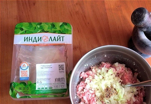 1. Этап. Запечённые котлеты из индейки с кориандром: Вилкой разминаем хлеб в однородную массу и выкладываем в фарш. Отправляем туда же лук и специи. Солим по вкусу. Тщательно вымешиваем фарш влажными руками.