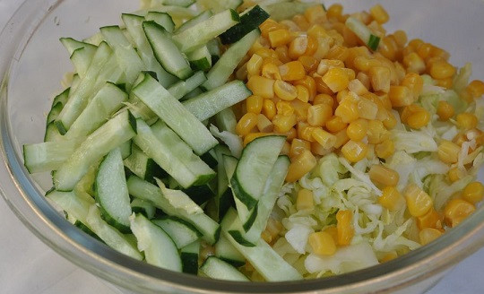1. Этап. Простой салат с кукурузой консервированной: 4. В салатник выложить огурец и кукурузу, предварительно слив с нее жидкость. В рецепт приготовления простого салата с кукурузой консервированной можно использовать также самую разнообразную свежую зелень.