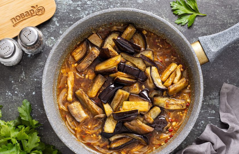 1. Этап. Баклажаны по-сычуаньски: В конце полейте баклажаны кунжутным маслом.