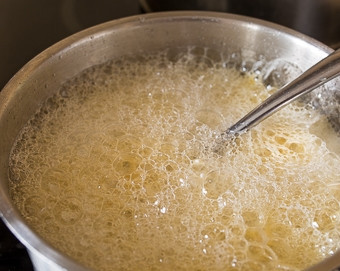 1. Этап. Сахарный сироп: Варите сироп 45 минут без крышки. Затем добавьте в него соду и размешайте. Должны появится пузырьки.