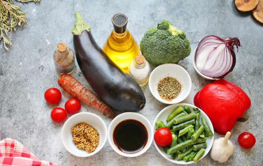 1. Этап. Овощное рагу с брокколи и баклажанами: Подготовьте все необходимые ингредиенты для приготовления овощного рагу с брокколи и баклажанами. Овощи вымойте и при необходимости почистите. У баклажана отрежьте хвостик, порежьте крупным кубиком, хорошо посолите, перемешайте и оставьте на 15 минут.