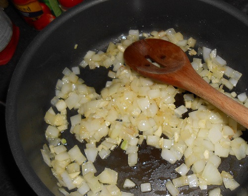 1. Этап. Лазанья с креветками: 2. Обжарить до золотистого цвета, периодически помешивая, чтобы лук не начал гореть.