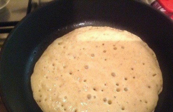 1. Этап. Овсяные блинчики диетические: 5. Осталось как следует разогреть сковороду и вылить небольшое количество теста.