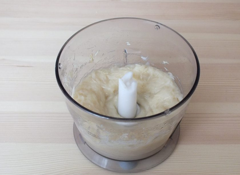 1. Этап. Хрен с яблоками на зиму: В пульсовом режиме пробейте до однородного состояния.