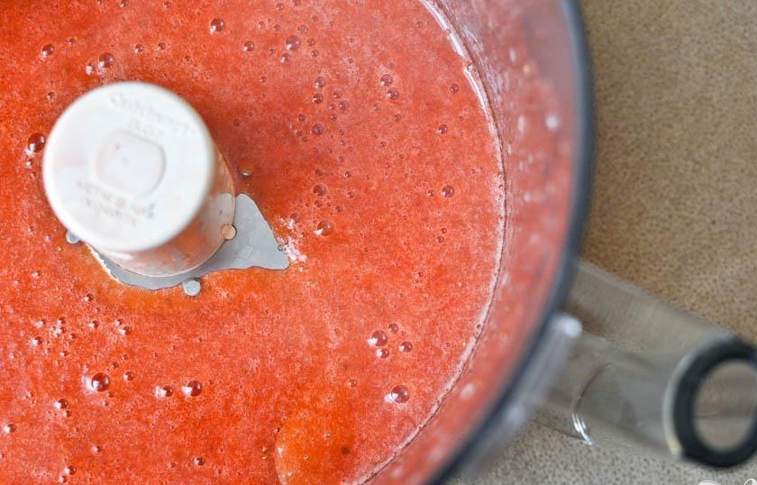 1. Этап. Домашняя фруктовая карамель: 2. Поместить фруктовую мякоть в кухонный комбайн или блендер и смешать до получения однородной массы. Попробуйте пюре на вкус и добавьте больше сахара в случае необходимости. Имейте в виду, что когда карамель высохнет, она станет более сладкой за счет сахара, содержащегося в самих фруктах, поэтому не переборщите. Добавить небольшое количество воды в случае необходимости, если пюре очень густое.