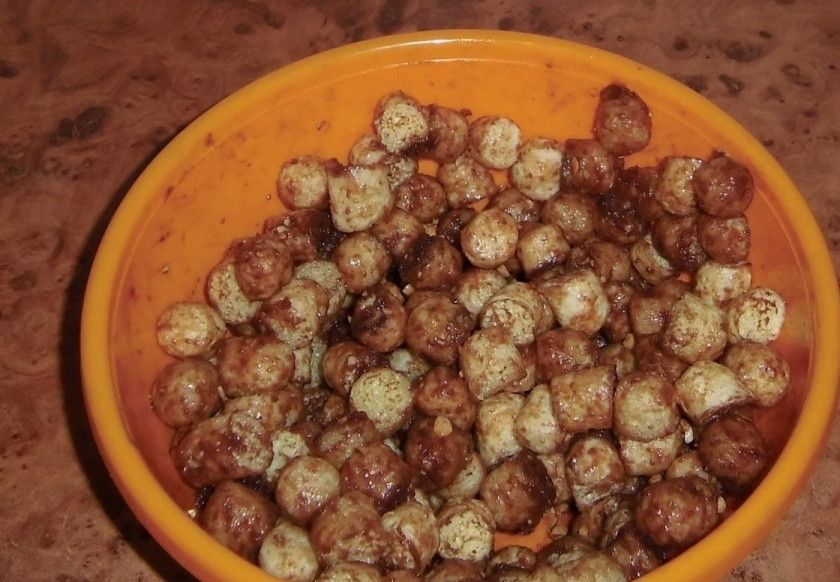 1. Этап. Быстрый и вкусный торт: 4. Переливаю растопленный шоколад с маслом в миску к кукурузным палочкам и орехам, перемешиваю.