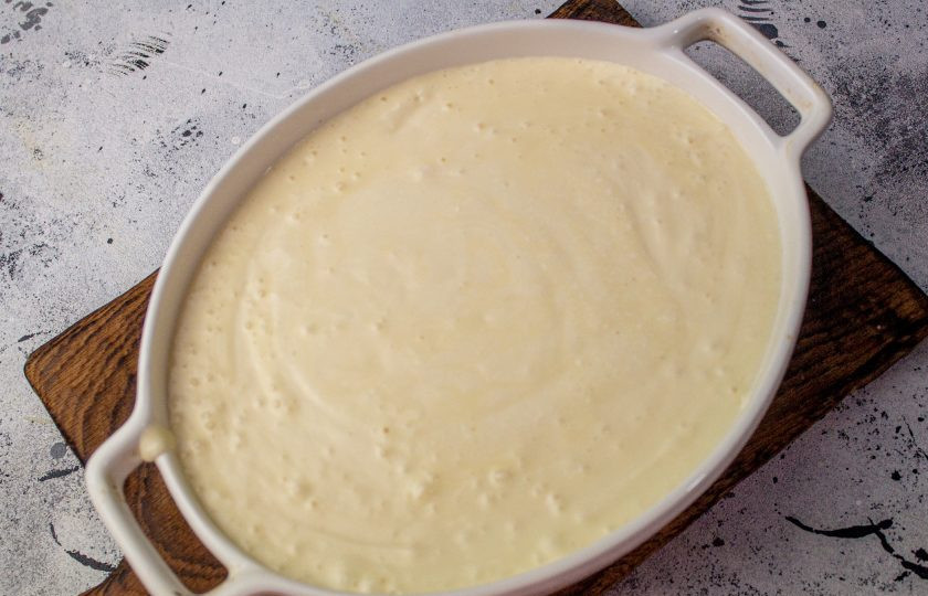 1. Этап. Творожная запеканка с йогуртом: Вылейте в смазанную маслом форму для запекания. Выпекайте в заранее разогретой духовке до 180 градусов 35-40 минут.