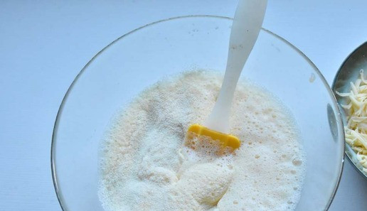 1. Этап. Сырный рулет с индейкой и грибами: Всыпать манную крупу, соль и перец по вкусу. Добавить натертый сыр.