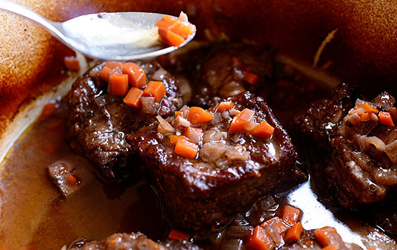 1. Этап. Сэндвичи с ребрышками: Поставьте сковороду в духовку на три часа.