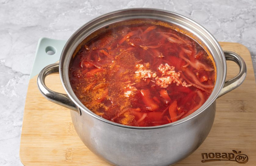 1. Этап. Борщ без мяса без зажарки со свеклой: В конце добавьте мелко порубленный чеснок.