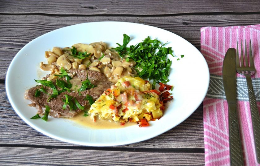 1. Этап. Скалопини: Подавайте скалопини с любым гарниром, посыпав зеленью петрушки, вместе с грибным соусом, (в данном рецепте в качестве гарнира использована фриттата). Блюдо получается изысканно вкусным и эффектным, от души рекомендую приготовить, это быстро и очень вкусно.