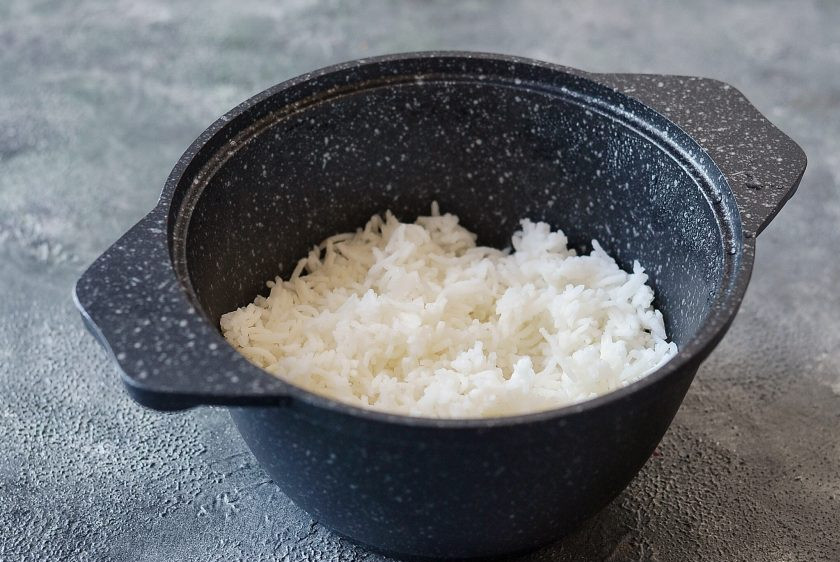 1. Этап. Рис с тофу и овощами: Рис промойте в холодной воде до прозрачности. Переложите в кастрюлю, налейте воды так, чтобы она покрывала рис выше на 1 см. Доведите до кипения на максимальной температуре, затем убавьте огонь до минимального. Варите рис 20 минут под закрытой крышкой.