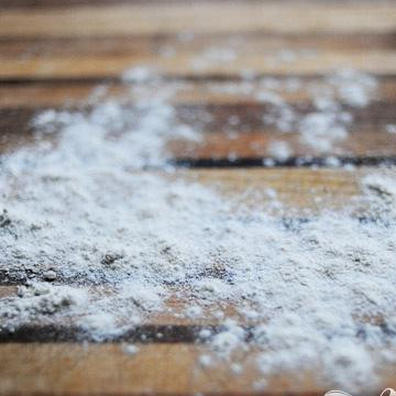 1. Этап. Мексиканская пицца: Разогрейте духовку. Присыпьте рабочую поверхность стола мукой.