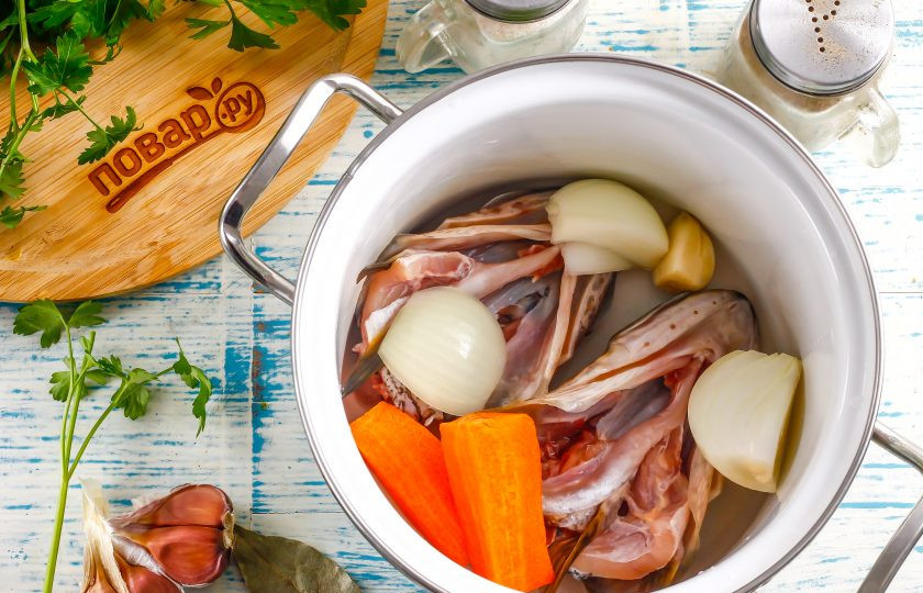 1. Этап. Заливное из головы щуки: Выложите промытые щучьи головы в кастрюлю, туда же добавьте лук, морковь и чеснок.