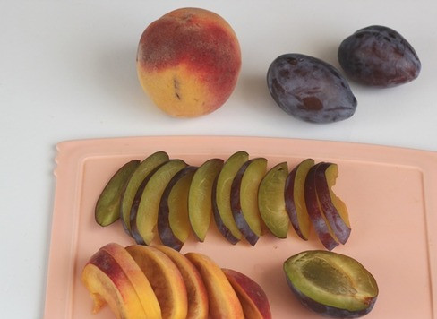 1. Этап. Галета со сливами: У слив удаляем косточки и нарезаем ломтиками. Галеты можно готовить с любыми ягодами и фруктами, я одновременно готовила и с персиками.