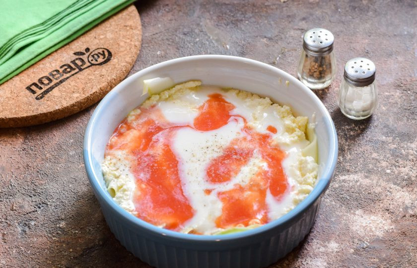 1. Этап. Лазанья из кабачков с творогом: Формируем лазанью. На дно формы влейте немного соуса бешамель, далее — кабачковые слайсы, творог, бешамель, томатный соус. Повторите слои 2-3 раза.