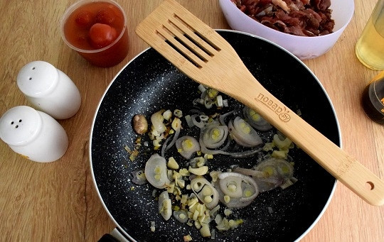 1. Этап. Соба Меши в итальянском стиле: Пока отвариваются рис и спагетти, на сковороде разогрейте сливочное и оливковое масло. Обжарьте измельченный чеснок и лук до мягкости.