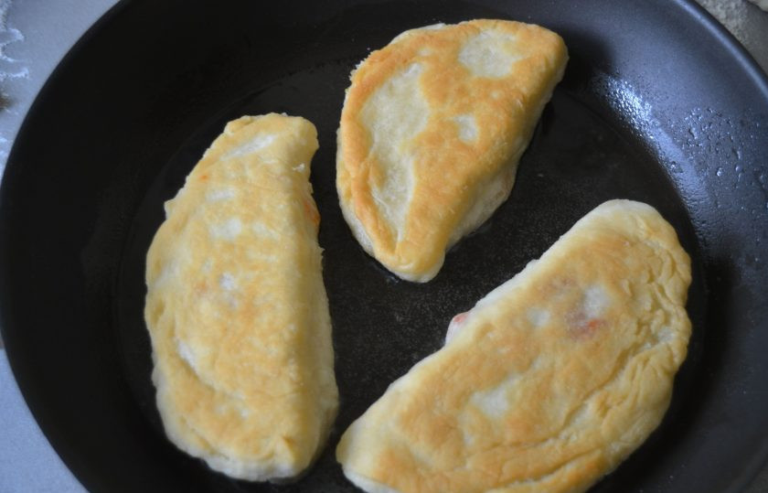 1. Этап. Панцеротти: Жарьте панцеротти на хорошо разогретой сковороде в достаточном количестве масла, практически во фритюре.