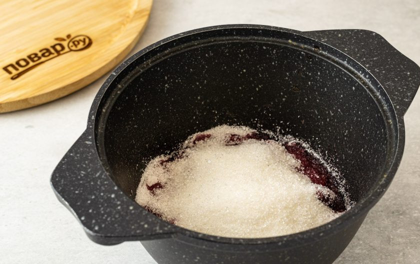 1. Этап. Конфитюр из вишни: Затем добавьте сахар, варите еще 20 минут на медленном огне. Снимите с плиты, полностью остудите, затем проварите еще раз 10 минут.