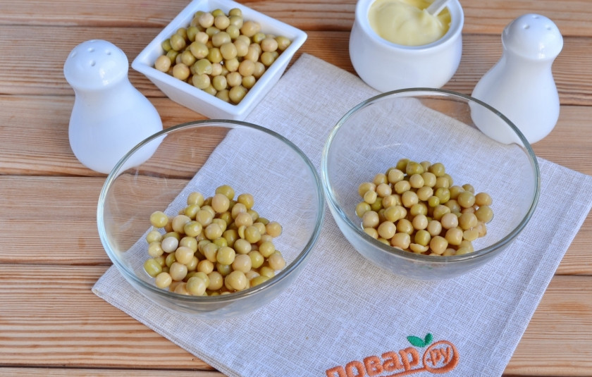 1. Этап. Салат Простушка: Приступам к сборке салата. Возьмите 4 салатника, на дно положим по 2 столовых ложки горошка.