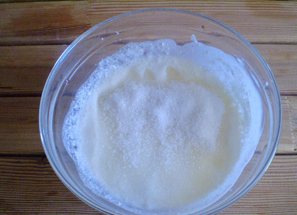 1. Этап. Диетическое желе из фруктов: 3. Кефир смешиваем с сахаром.