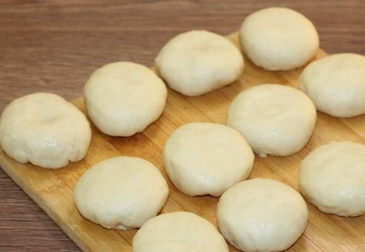 1. Этап. Закусочные пирожки с рубленной индейкой: 17. Затем каждую часть разрезаем на 4 кусочка. Получилось 12 шт заготовок. Скатываем кусочки теста и округляем. Накрываем пленкой или полотенцем и оставляем на 10-15 минут.