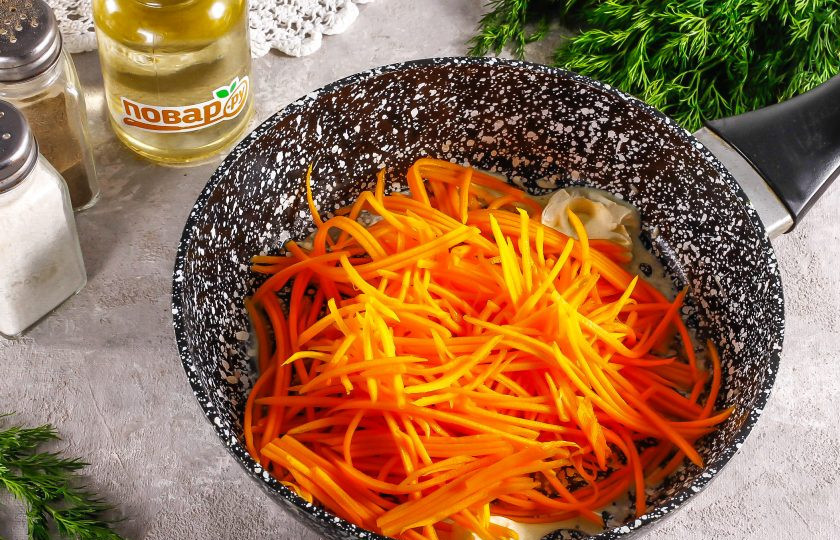 1. Этап. Спагетти из тыквы: Выложите сливочное масло на сковороду с высокими бортиками, растопите, прогревая емкость на плите.