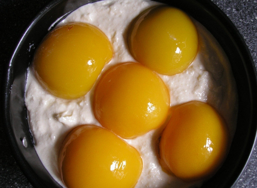 1. Этап. Творожный пирог в мультиварке: 7. Достаем контейнер с охлажденным тестом. Равномерно распределяем по поверхности теста начинку. Выкладываем поверх начинки дольки персиков.