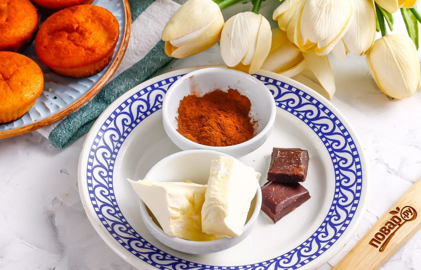 1. Этап. Помадка для кексов: Подготовьте указанные ингредиенты. Кексы поместите в холодильник или морозильную камеру, чтобы они были холодными, так на них сразу же будет застывать приготовленная помадка.