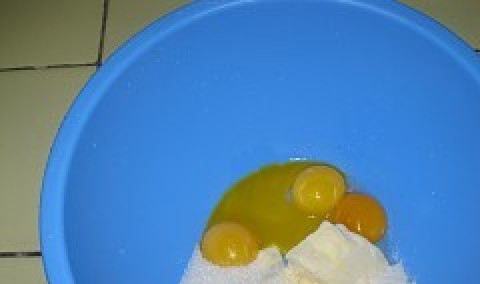 1. Этап. Запеканка из манки: 4. В отдельной мисочке смешаем яйца, сахар и сливочное масло.