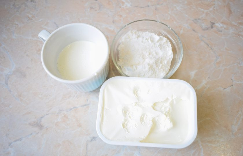 1. Этап. Английский морковный торт: Для крема возьмите жирные сливки, жирностью не менее 30%, сахарную пудру и творожный сыр комнатной температуры.