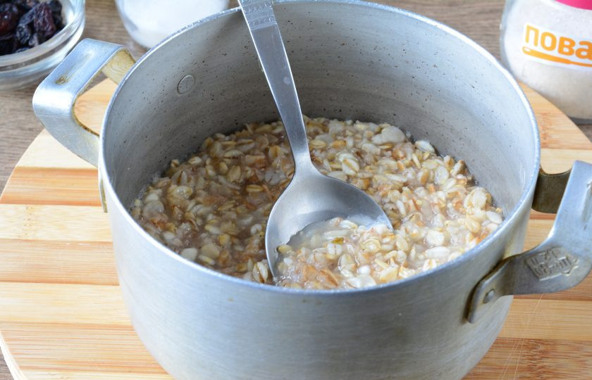 1. Этап. Овсяная каша с изюмом: Варите овсянку по инструкции указанной на упаковке, я варила 5-6 минут.
