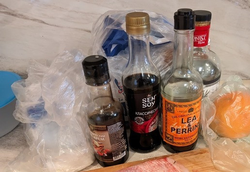 1. Этап. Окунь в ромовом маринаде: Соберите все ингредиенты вместе.