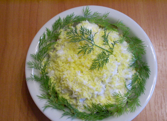 1. Этап. Салат с печенью куриной слоеный: 11. Украшаем зеленью и салат готов! Приятного!