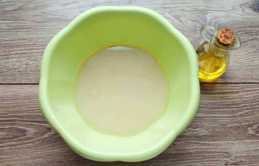 1. Этап. Тесто на живых дрожжах: В миску разбейте яйцо, влейте растительное масло и еще раз перемешайте.