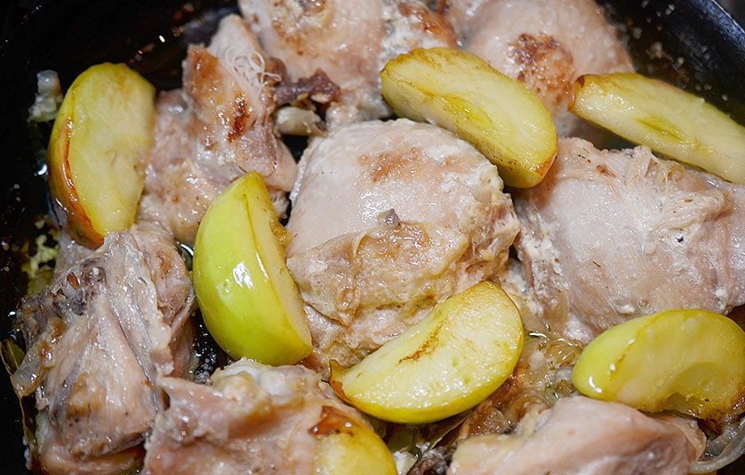 1. Этап. Курица в сидре с яблоками: Разложите жареные яблоки между кусочков курицы.