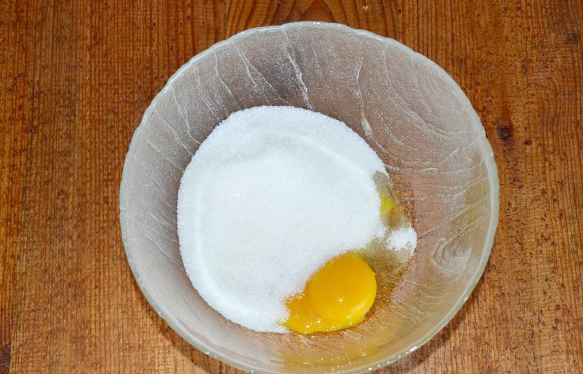 1. Этап. Торт Чебурашка: Аккуратно отделите белки и уберите их на время в холодильник. Желтки разотрите с сахаром.