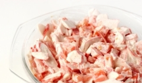 1. Этап. Крабовый салат с помидорами: Теперь в миске соединяем все ингредиенты, добавляем к ним, соль, перец и майонез, все тщательно перемешиваем.