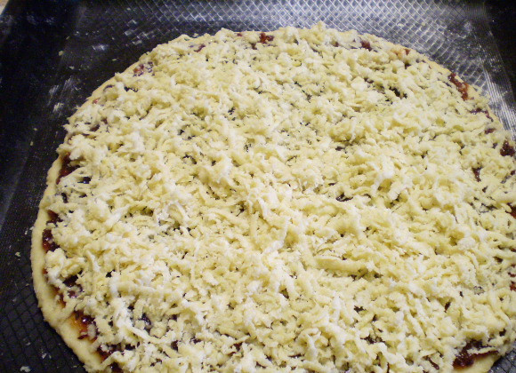 1. Этап. Печенье с начинкой: 9. Часть теста, которая была в морозилке, должна быть протерта через терку крупную над тестом. Отправляем печенье в духовку на 30 минут.