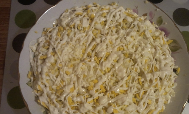 1. Этап. Белая береза (салат с черносливом): Яйца трем на терке, выкладываем следующим слоем. Сверху — майонез.